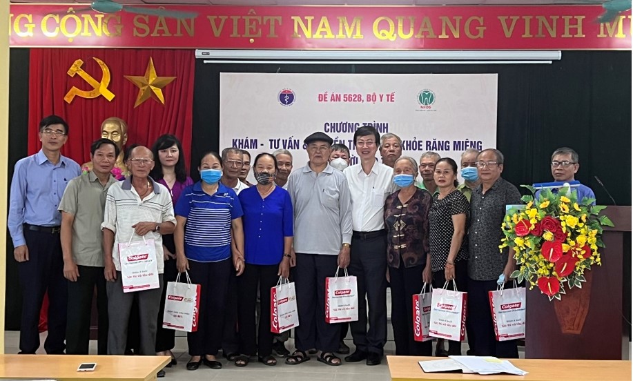 Ban lãnh đạo BV RHM TƯ trao quà cho người cao tuổi tại phường Him Lam